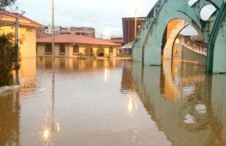 Cuenca afectada por desborde del río Tomebamba
