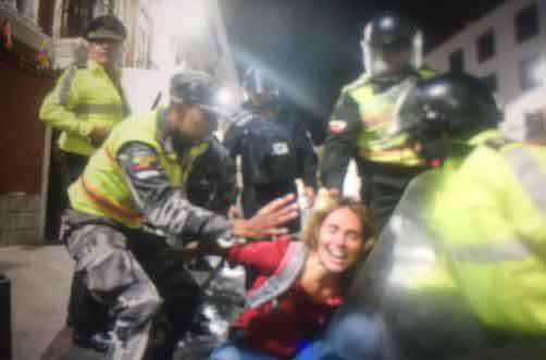 Periodista franco-brasileña fue detenida, agredida y se pide su deportación