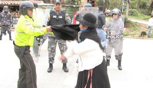 Fuerte acción policial intenta desalojar a manifestantes en Saraguro