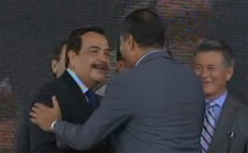 Sonrisas y apretón de manos entre Correa y Nebot (Video)