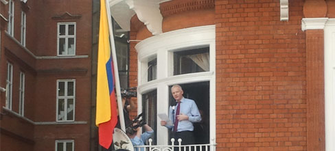 Assange seguirá viviendo en la embajada ecuatoriana