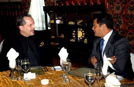 Rafael Correa y Miguel Bosé juntos en un almuerzo en Carondelet