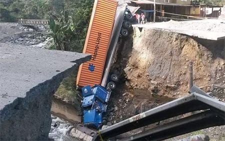 Trailer cae al vacío en carretera Guayaquil - Riobamba