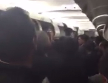 Le gritaron «Fuera Correa, Fuera» al Ministro de Economía, al bajar de un avión. (Video)