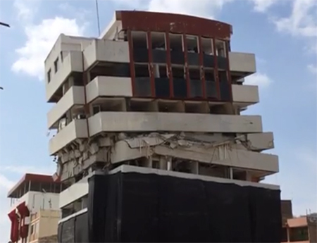 Así fue la demolición del edificio de la Mutualista Pichincha en Portoviejo (Video)