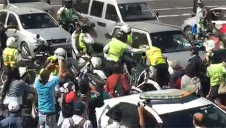 Esta tarde, en Quito, hubo «puñetes» entre agentes de la AMT y de la Policía Nacional (Video)