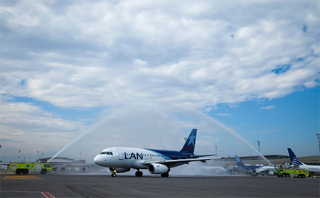 Aerolínea LAN inauguró vuelos Quito - Buenos Aires, mientras que Tame cerró esa ruta por «pocos pasajeros»