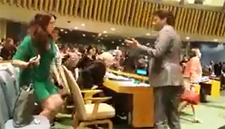 Canciller ecuatoriano hace señas a otros delegados para  retirarse de la Asamblea de las Naciones Unidas (Video)