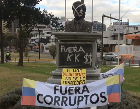 Así amaneció el busto de Nestor Kirchner en la Plaza Argentina en Quito - Ecuador