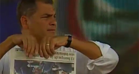 Correa rompió un ejemplar de diario Expreso en su sabatina por publicar nota de corrupción petrolera