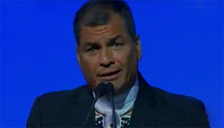 Correa se molesta con una mujer que le pide que se refiera a la corrupción en su gobierno