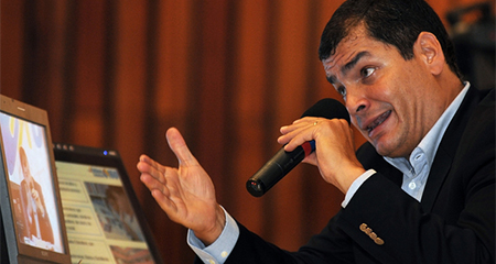 Correa ataca a Monseñor Eugenio Arellano
