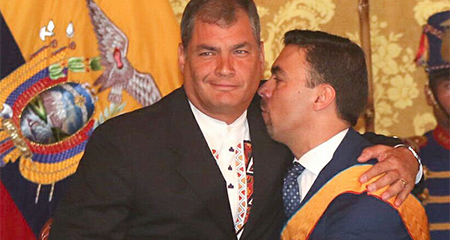 Rafael Correa condecora a Juan Pablo Pozo, presidente del Consejo Electoral de Ecuador