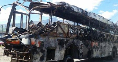 14 muertos y 26 heridos en bus envuelto en llamas en la Alóag-Santo Domingo