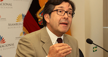 Exasambleísta César Montúfar presentó denuncia en la fiscalía contra Jorge Glas