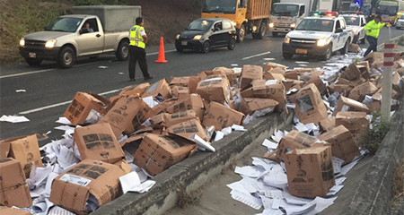 Camión con miles de papeletas electorales se volcó vía a la Costa