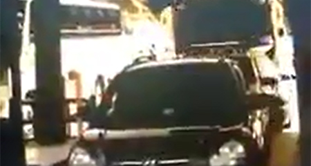 Bus interprovincial arrasa con tres vehículos a su paso, en peaje de Oyacoto (Video)
