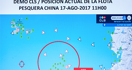 Flota de 300 barcos chinos permanece cerca de Galápagos. Marina no tiene recursos