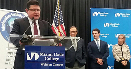 En Miami, Fundamedios recibe premio por su defensa a la libertad de expresión en Ecuador