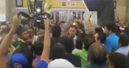 Enfrentamientos entre simpatizantes y opositores de Rafael Correa que esperan su llegada al aeropuerto de Guayaquil