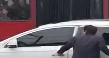 Asambleísta Jorge Yunda es captado invadiendo carril exclusivo de la ecovía en Quito (Video)
