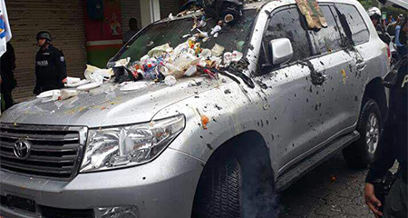 Así quedó el vehículo en el que se moviliza Rafael Correa, en Quinindé - Esmeraldas.