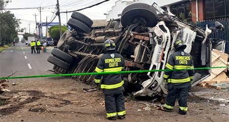Camión impactó a varios vehículos en la Av. Galo Plaza Lasso en Quito (Video)