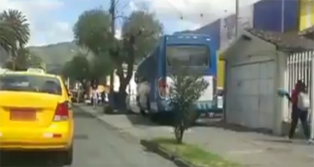 En Ibarra, un bus invadió acera y transitó como si fuera vía (Video)