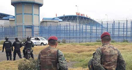 Amotinamiento en cárcel de Latacunga deja dos reos muertos y un policía apuñalado