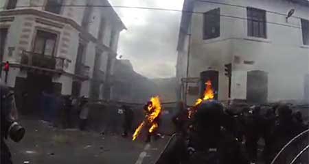 En el centro de Quito prendieron fuego a uniforme de policías (Video)