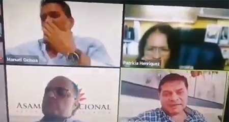 Asambleísta de Alianza PAIS, Manuel Ochoa, protagoniza vergonzoso momento tras ser captado oliéndose las axilas (Video)
