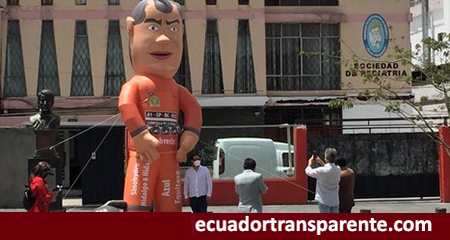 Colocan muñeco inflable de Rafael Correa vestido de presidiario