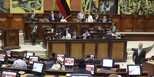 Asambleístas hacen el ridículo fingiendo un apagón.