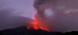 El Tungurahua emitió chorros de lava en la madrugada