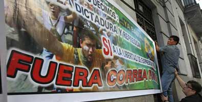 Ecuatorianos gritan frente a embajada en Madrid que no hubo golpe de estado